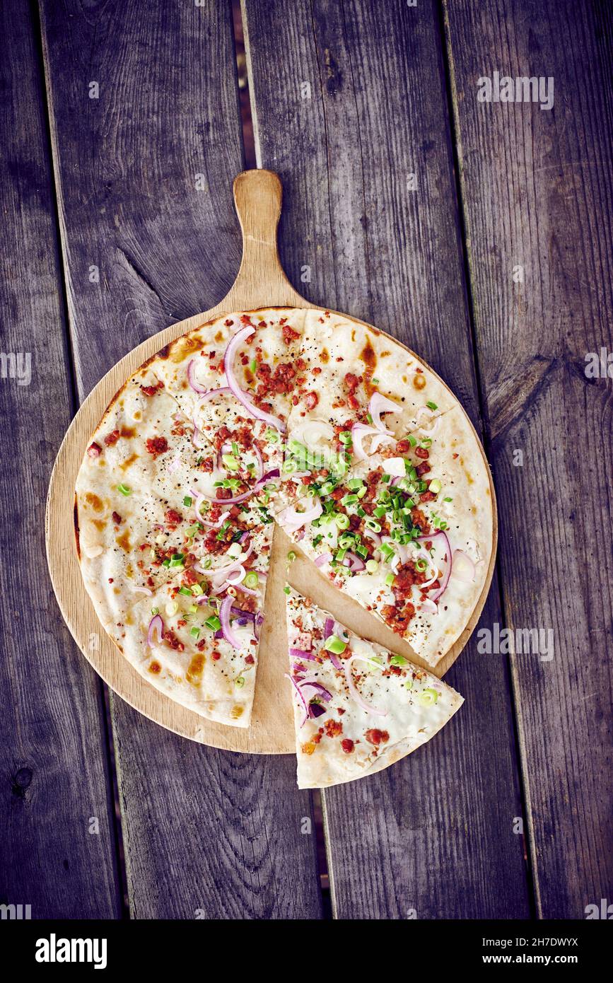 Tarte flambée avec bacon et oignons Banque D'Images