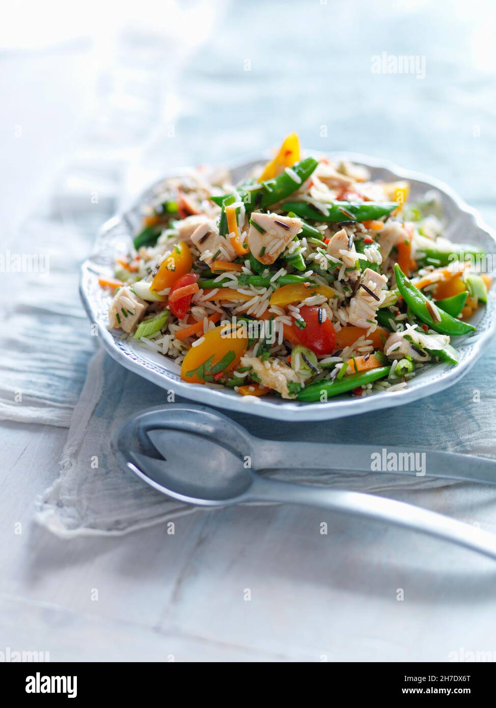 Salade de riz sauvage avec poulet et légumes d'été Banque D'Images