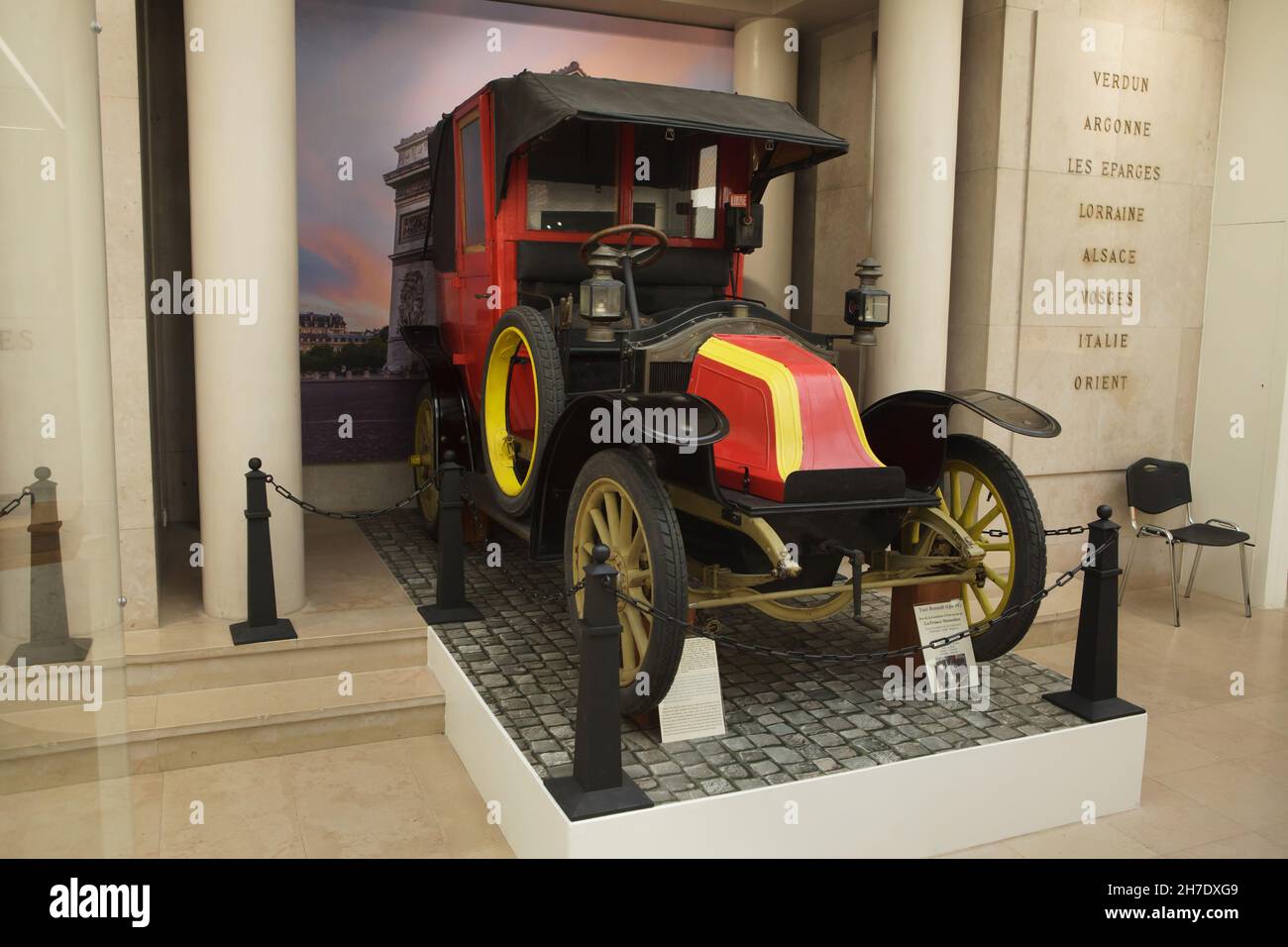 Taxi Renault Type AG également connu sous le nom de taxi de la Marne exposé au Musée Armistice dans la Forêt de Compiègne (Forêt de Compiègne) près de Compiègne en France.Ce type de taxi a été utilisé pour transporter des troupes françaises pendant la bataille de Marne en septembre 1914.Le Musée de l'Armistice est situé sur le terrain de la Glade de l'Armistice où l'Armistice du 11 novembre 1918 qui a mis fin à la première Guerre mondiale a été signé. Banque D'Images