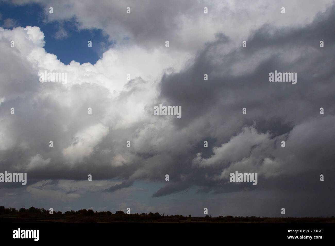 Une tempête d'automne crée des modèles de nuages en colère avec la formation potentielle de tornades au-dessus de la vallée San Joaquin, en Californie, aux États-Unis. Banque D'Images