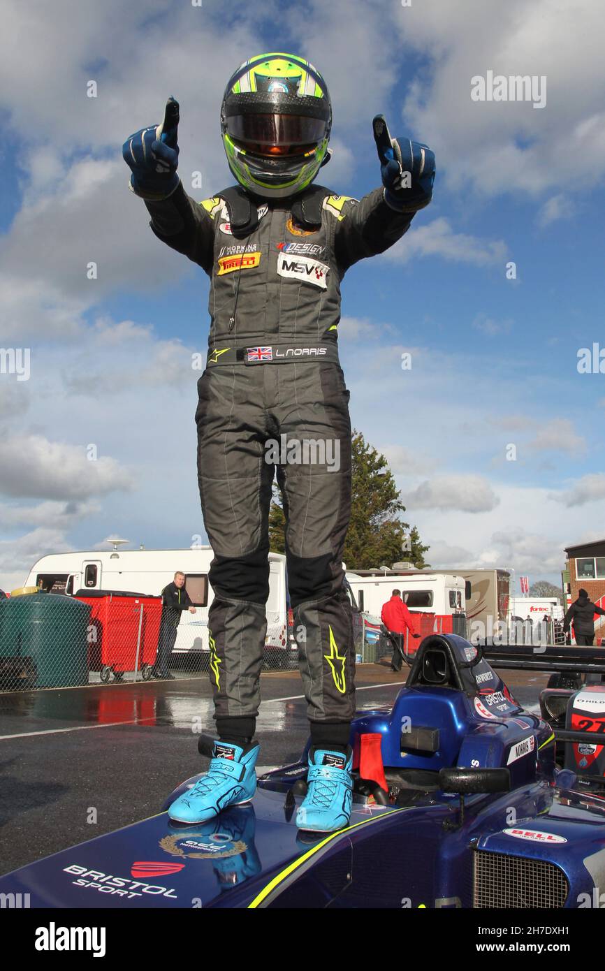 Lando Norris (GBR), pilote actuel de Formule 1 McLaren célèbre une victoire dans le championnat britannique de F3 de BRDC à Snetterton en mars 2016 Banque D'Images