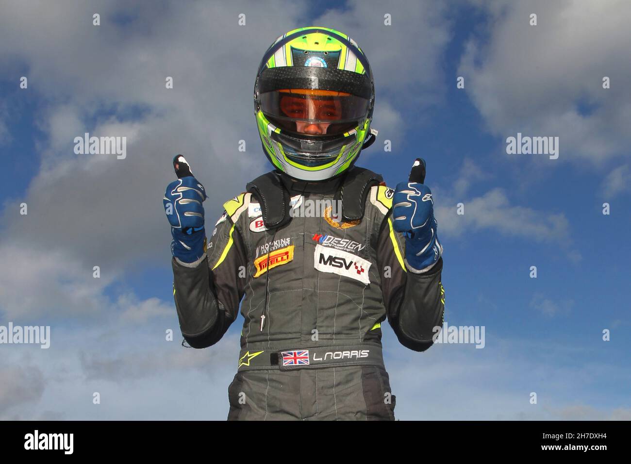 Lando Norris (GBR), pilote actuel de Formule 1 McLaren célèbre une victoire dans le championnat britannique de F3 de BRDC à Snetterton en mars 2016 Banque D'Images