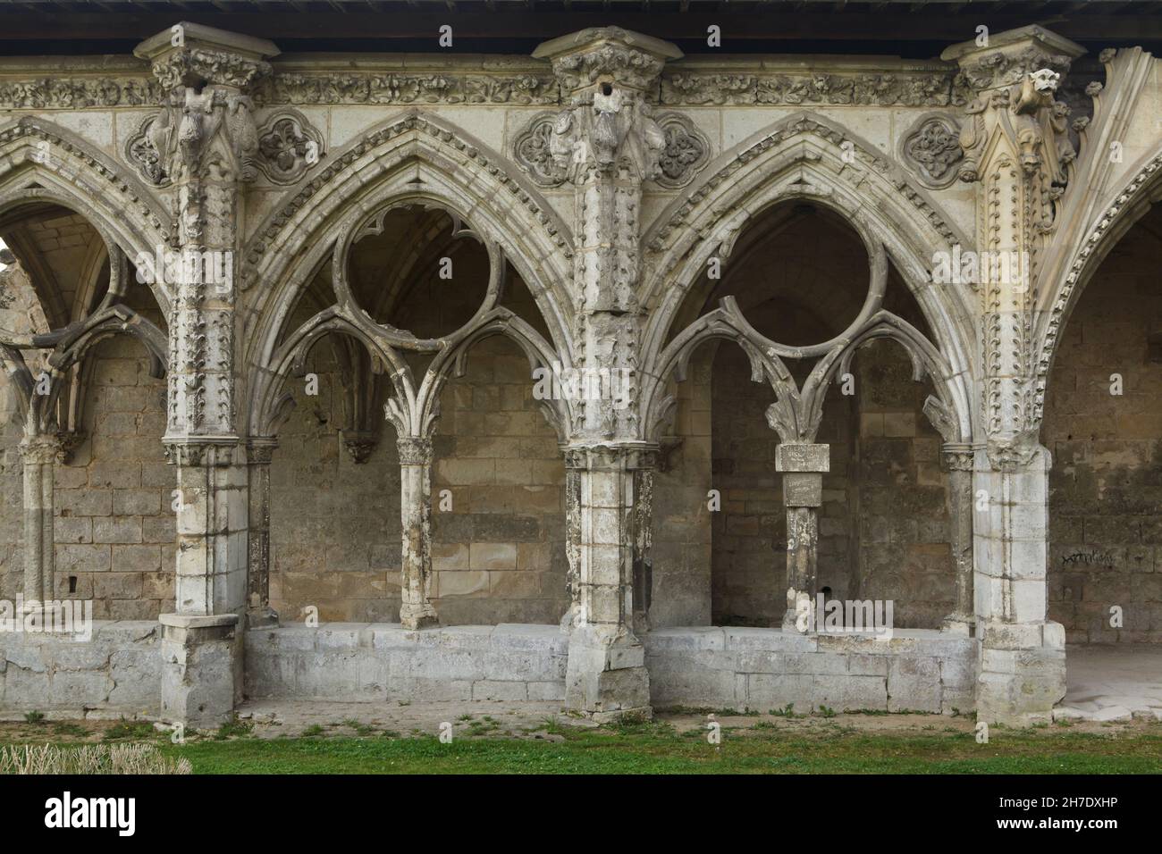 Cloître gothique en ruines de l'abbaye de Saint-Jean-des-Vignes (Abbaye  Saint-Jean-des-Vignes) à Soissons, France.Les travaux de construction sur  le cloître ont commencé au XIIIe siècle, mais l'abbaye n'a jamais été  achevée Photo Stock -