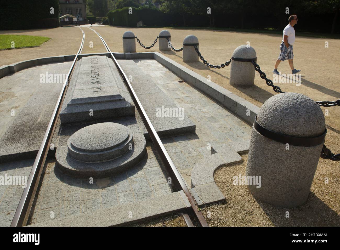La Glade de l'Armistice où l'Armistice du 11 novembre 1918 qui a mis fin à la première Guerre mondiale a été signé dans la Forêt de Compiègne (Forêt de Compiègne) près de Compiègne en France.La plaque de pierre marque le site du transport ferroviaire français du Maréchal Ferdinand Foch où l'armistice a été signé le 11 novembre 1918 à 5 h 15 l'armistice du 22 juin 1940 après que l'Allemagne ait gagné la bataille de France a également été signé au même endroit dans le même chemin de ferchariot. Banque D'Images