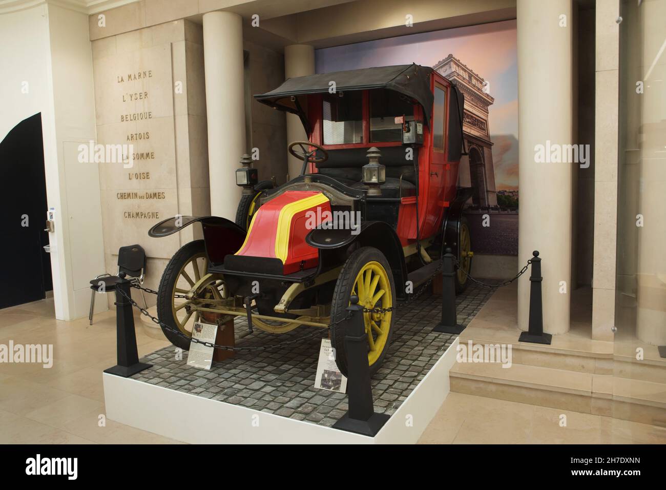 Taxi Renault Type AG également connu sous le nom de taxi de la Marne exposé au Musée Armistice dans la Forêt de Compiègne (Forêt de Compiègne) près de Compiègne en France.Ce type de taxi a été utilisé pour transporter des troupes françaises pendant la bataille de Marne en septembre 1914.Le Musée de l'Armistice est situé sur le terrain de la Glade de l'Armistice où l'Armistice du 11 novembre 1918 qui a mis fin à la première Guerre mondiale a été signé. Banque D'Images