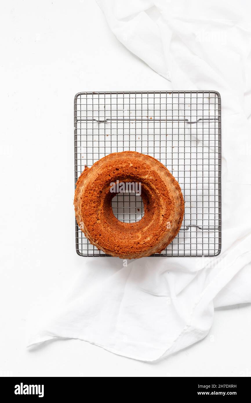 Un gâteau Bundt sur une grille Banque D'Images