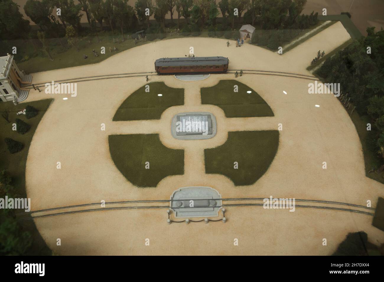 Maquette du site de l'Armistice du 22 juin 1940 exposée au Musée de l'Armistice sur le sol de la Glade de l'Armistice dans la Forêt de Compiègne (Forêt de Compiègne) près de Compiègne en France.L'armistice du 22 juin 1940 après que l'Allemagne ait gagné la bataille de France a été signé dans le même wagon du Maréchal Ferdinand Foch connu sous le nom de Compiègne Wagon et au même endroit sur le sol de la Glade de l'Armistice dans la Forêt de Compiègne(Forêt de Compiègne) où fut signé l'armistice du 11 novembre 1918 qui mit fin à la première Guerre mondiale. Banque D'Images