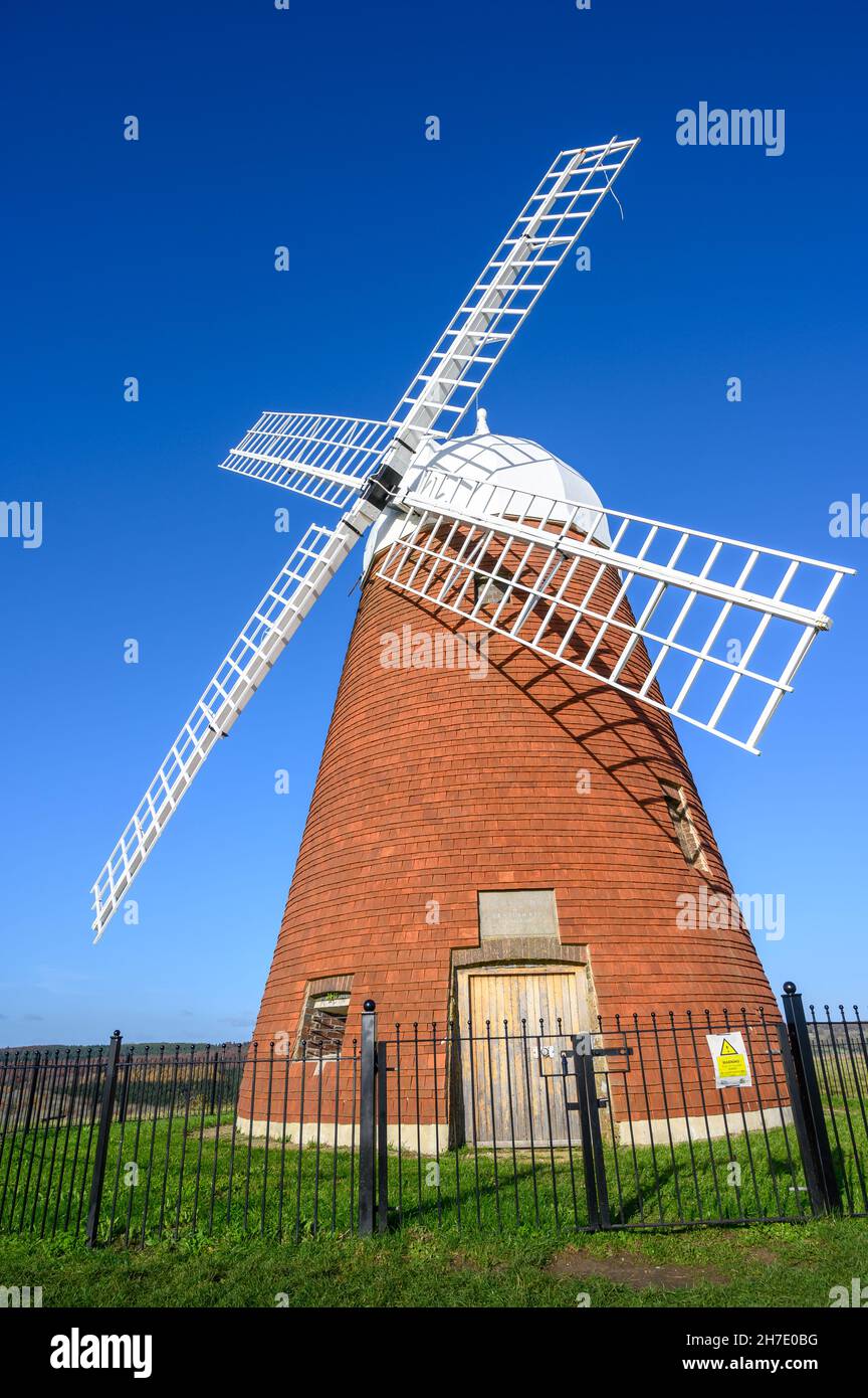 Halnaker Mill est un ancien moulin à vent désaffecté, avec quatre voiles autrefois utilisées pour le maïs sur Halnaker Hill près de Chichester, West Sussex, Angleterre. Banque D'Images