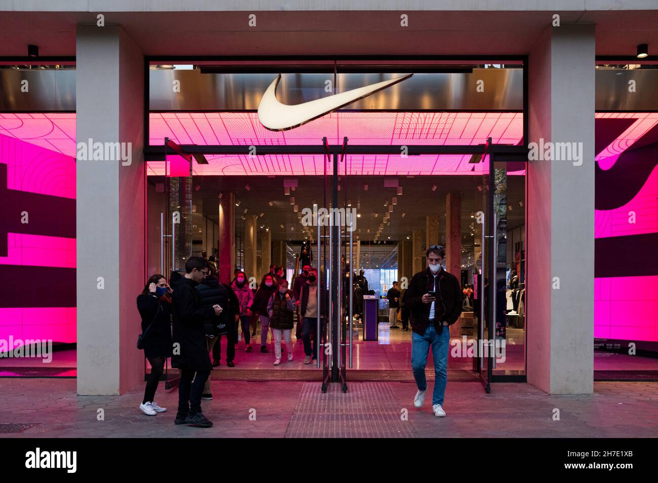 Espagne.20 novembre 2021.Le 20 novembre 2021, des gens marchent devant un  magasin de vêtements Nike dans la rue Passeig de Gracia, dans le  centre-ville de Barcelone, en Espagne.(Photo par Davide Bonaldo/Sipa USA)