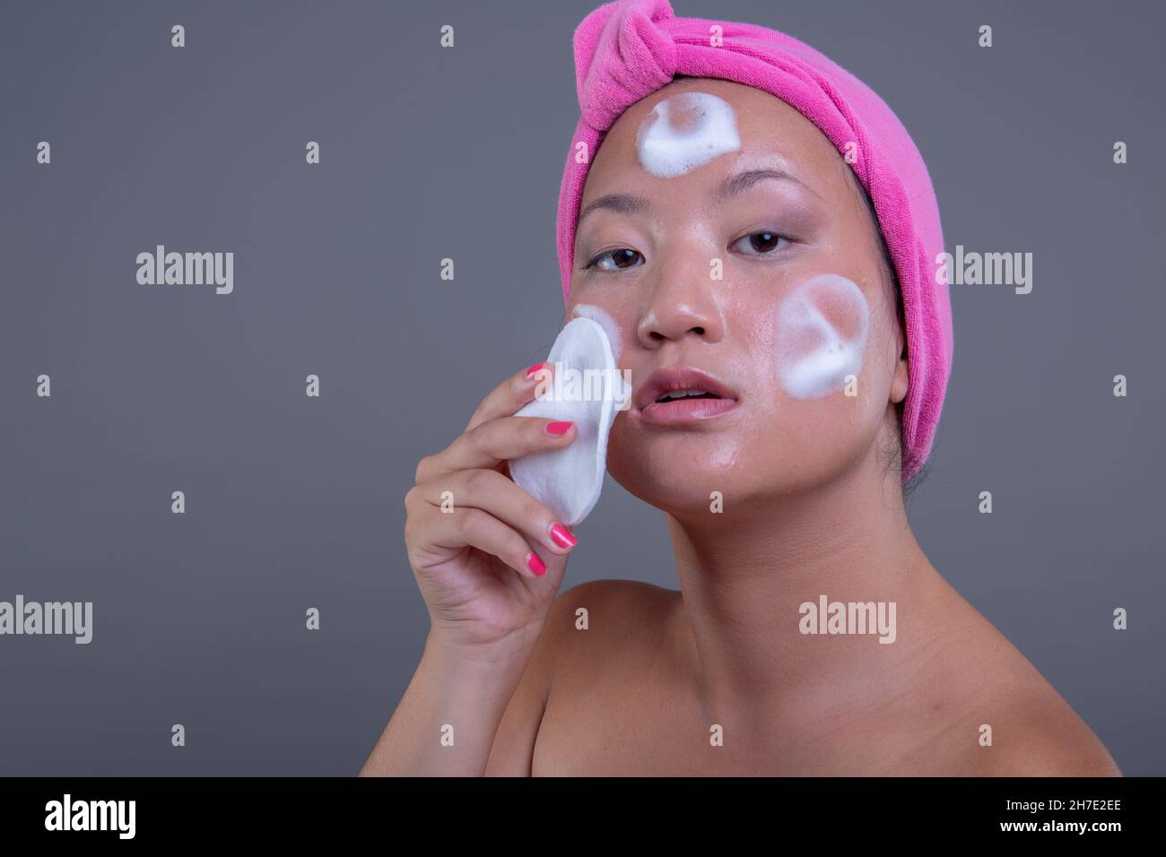 Jeune femme chinoise soins de la peau isolée de l'arrière-plan, concept de beauté Banque D'Images