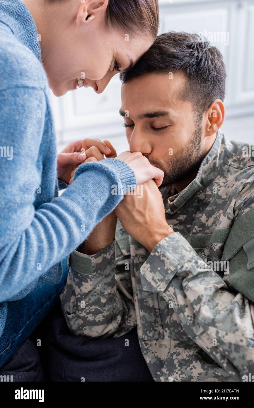 Homme En Uniforme Militaire Embrassant Main De Femme Souriante A La Maison Photo Stock Alamy