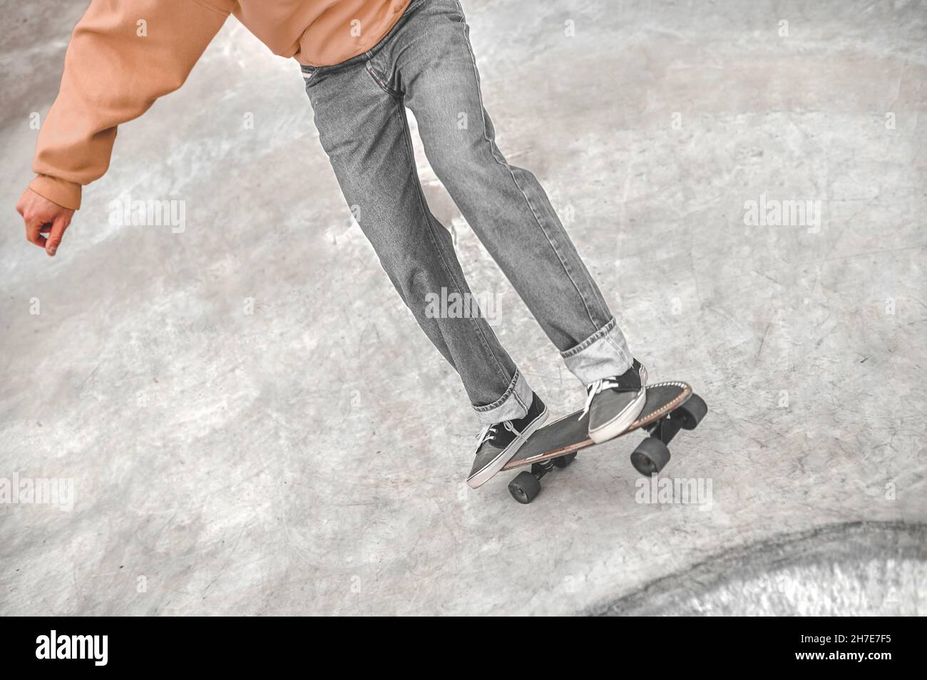 Pieds de type glissant sur une planche à roulettes sur une surface lisse Banque D'Images