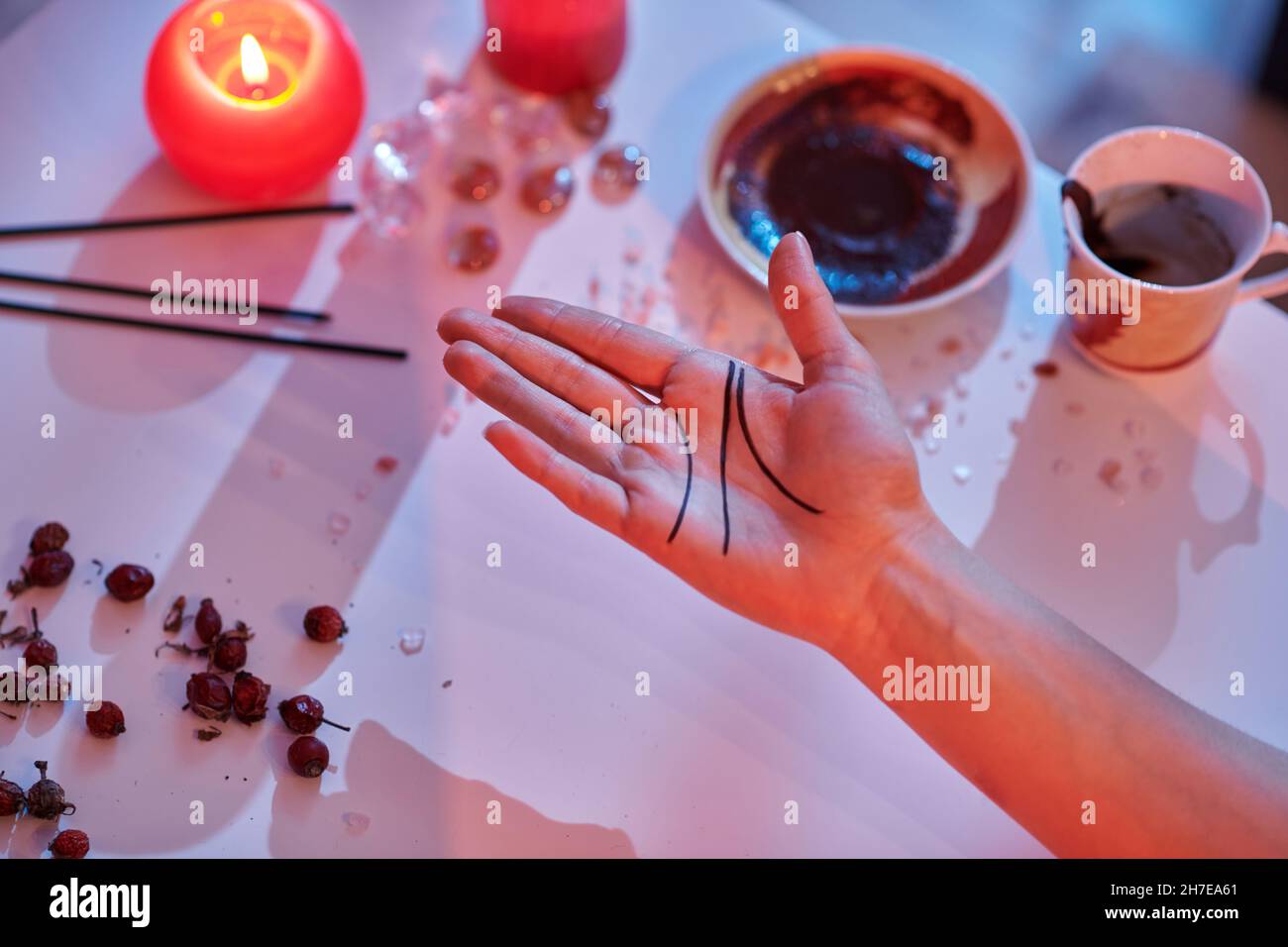 Fortune-teller montrant trois lignes sur la paume Banque D'Images