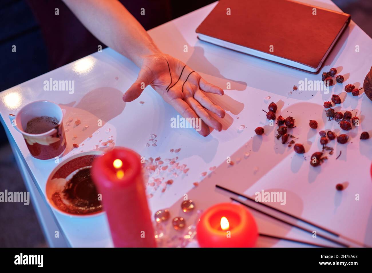 Chiromantiste faisant la démonstration de trois lignes principales sur la paume Banque D'Images