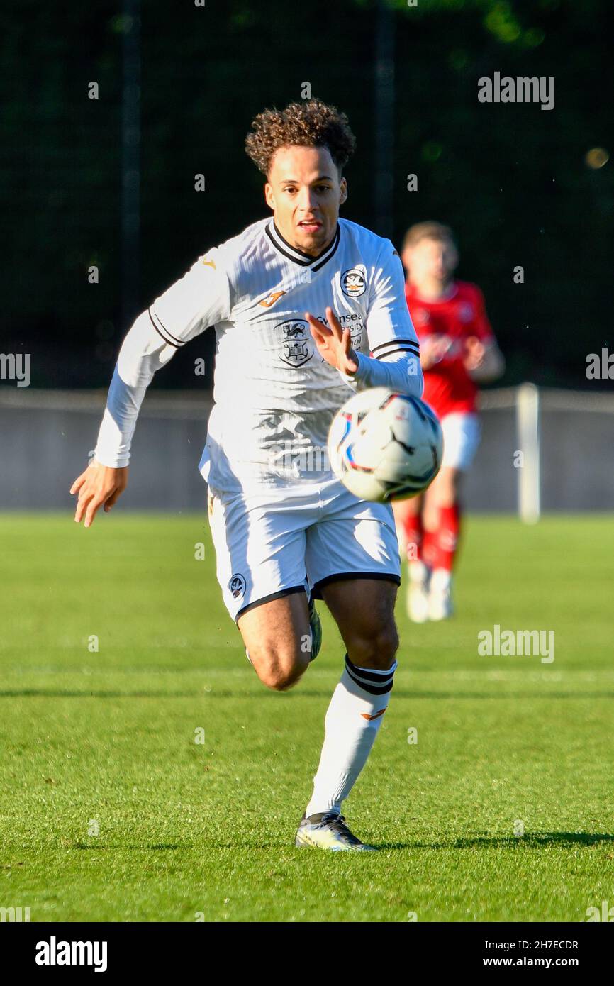 Swansea, pays de Galles.22 novembre 2021.Lincoln McFayden de Swansea City moins de 23 ans pendant le match de la Ligue de développement professionnel entre Swansea City moins de 23 ans et Charlton Athletic moins de 23 ans à la Swansea City Academy à Swansea, pays de Galles, Royaume-Uni le 22 novembre 2021.Crédit : Duncan Thomas/Majestic Media.Credit: Majestic Media Ltd/Alay Live News Banque D'Images