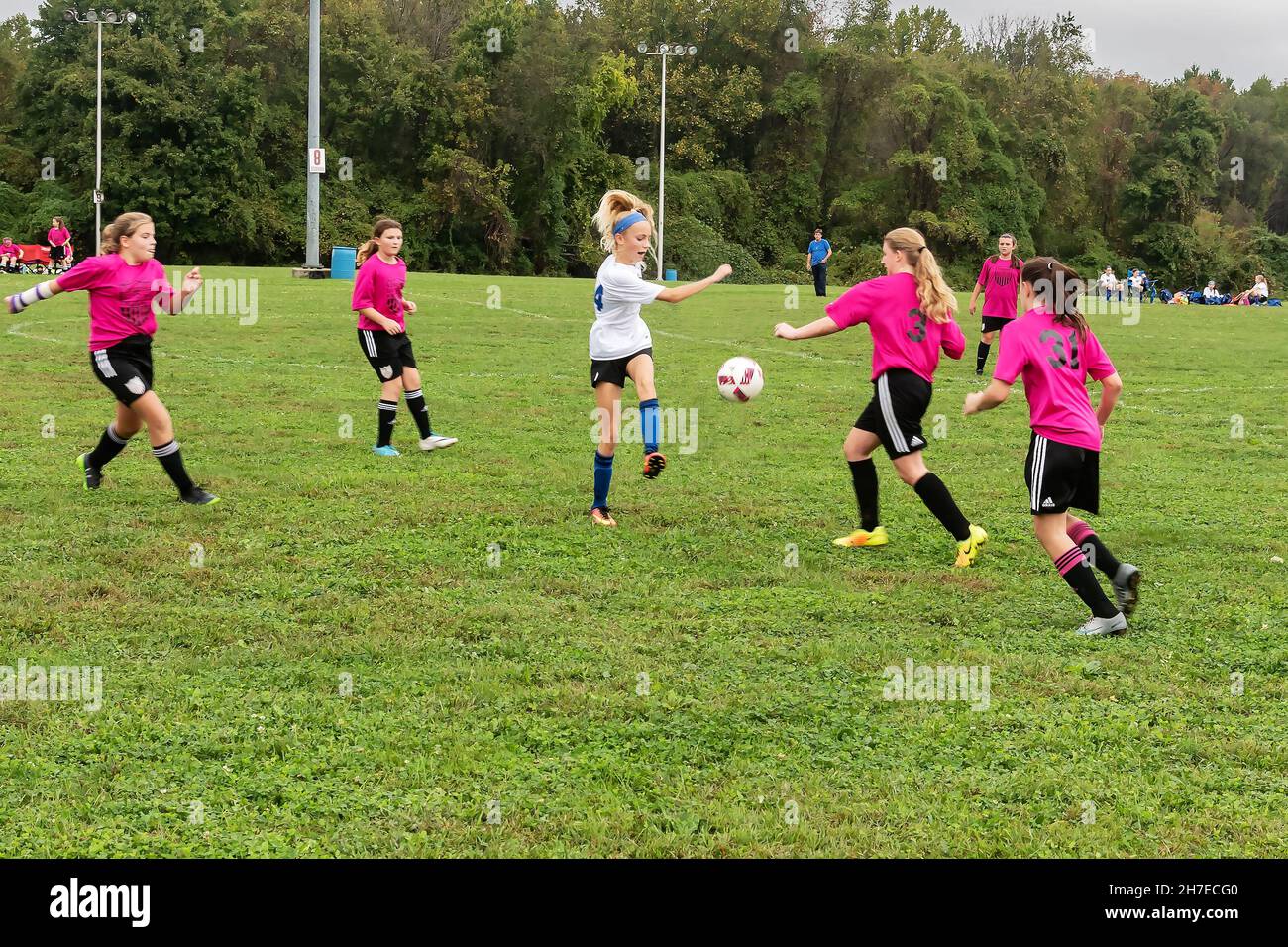 Seul parmi les étrangers..un jeune joueur de football combat pour le ballon avec cinq adversaires, Philadelphie, USA Banque D'Images