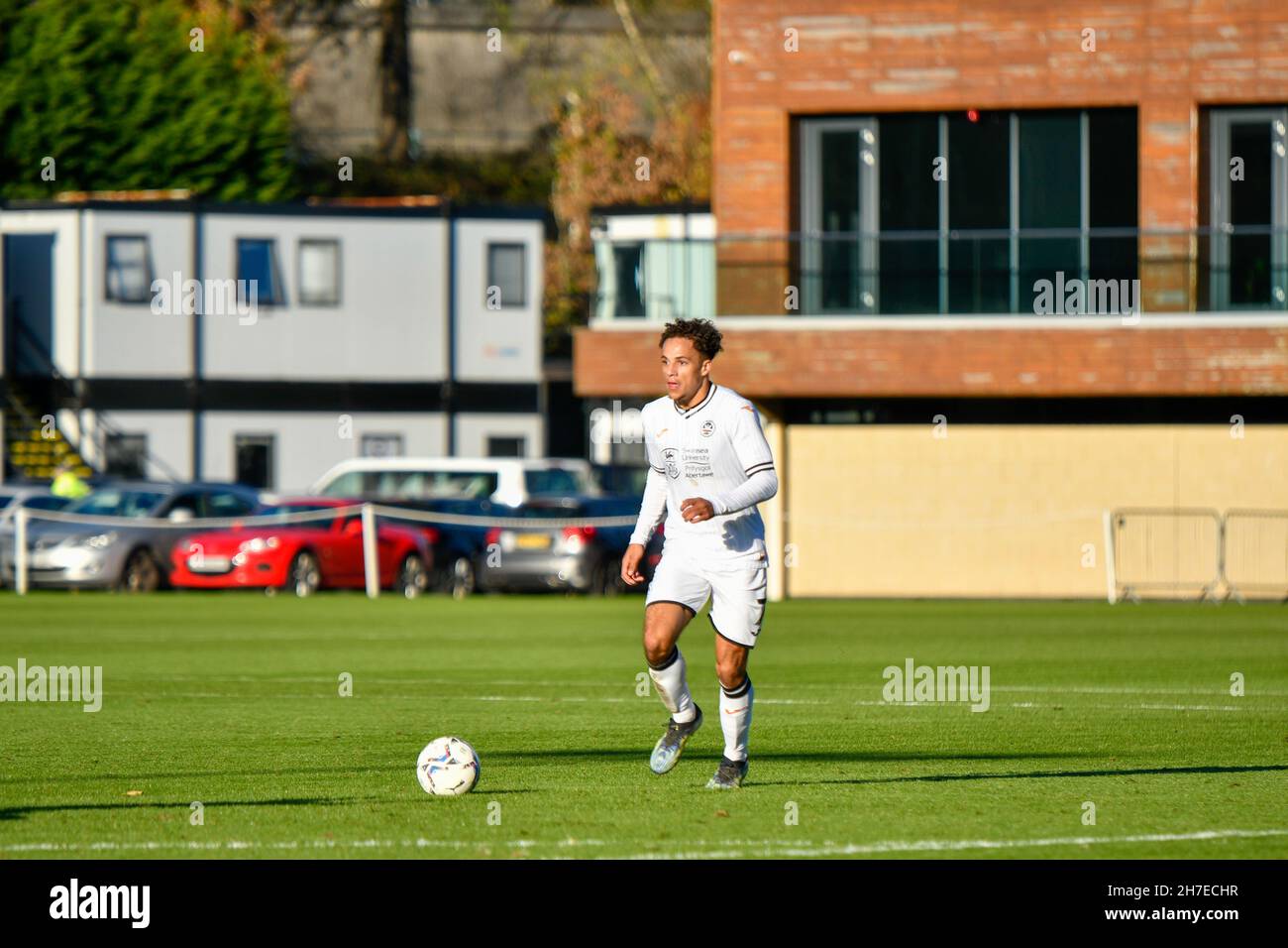 Swansea, pays de Galles.22 novembre 2021.Lincoln McFayden de Swansea City moins de 23 ans en action pendant le match de la Ligue de développement professionnel entre Swansea City moins de 23 ans et Charlton Athletic moins de 23 ans à la Swansea City Academy à Swansea, pays de Galles, Royaume-Uni, le 22 novembre 2021.Crédit : Duncan Thomas/Majestic Media.Credit: Majestic Media Ltd/Alay Live News Banque D'Images