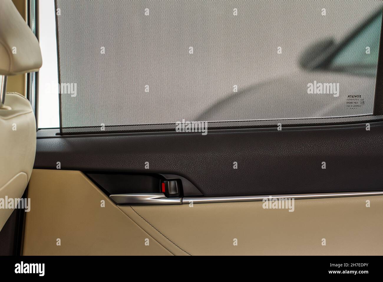 Pare-soleil ouvert.Rideaux de rideau de rideau de côté de voiture.Rideau pare-soleil dans une voiture moderne. Banque D'Images
