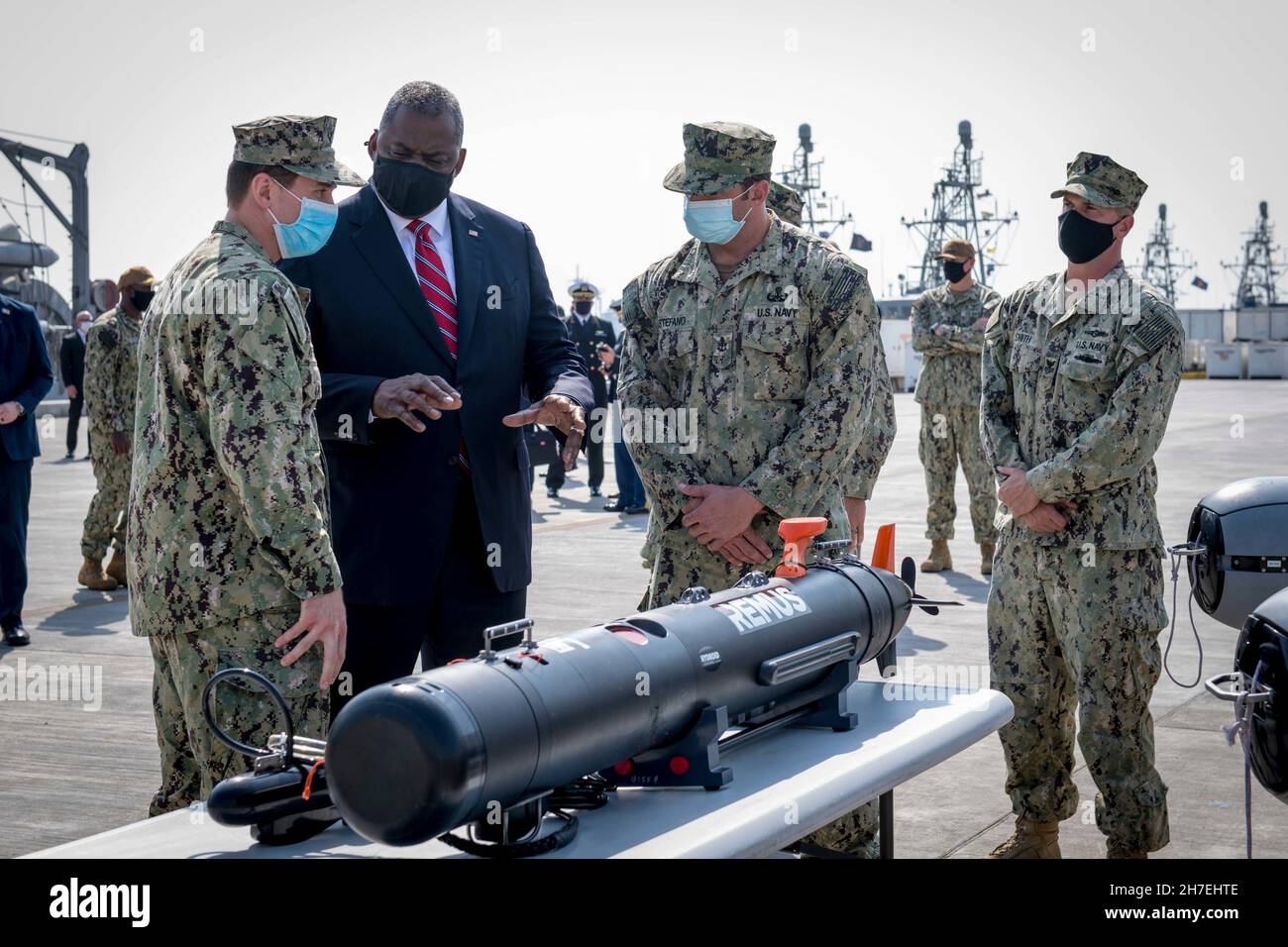 Manama, Bahreïn.21 novembre 2021.Le secrétaire américain à la Défense, Lloyd J. Austin III, parle avec les marins de la marine affectés au commandant de la Force opérationnelle 52, au sujet d'un véhicule sous-marin Mark 18 Mod 2 sans pilote, à l'activité de soutien naval de Bahreïn, le 21 novembre 2021 à Manama, Bahreïn.Austin se rend dans la région pour participer au dialogue annuel de Manama et rencontrer ses alliés.Crédit : MC2 Mark Thomas Mahmod/États-UnisNavy/Alamy Live News Banque D'Images