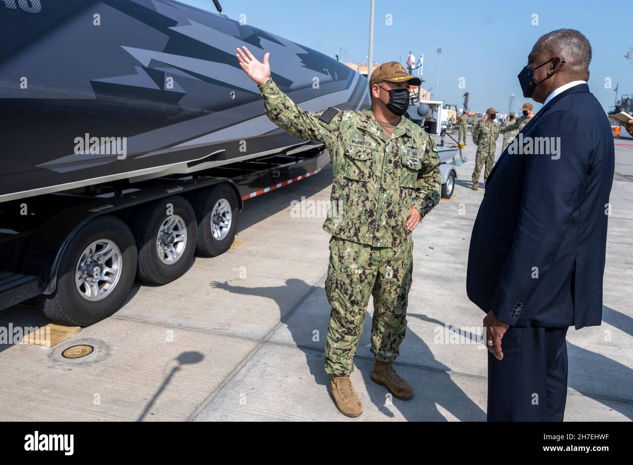 Manama, Bahreïn.21 novembre 2021.Le secrétaire à la Défense des États-Unis, Lloyd J. Austin III, parle avec Cmdr.Tom McAndrew, Commodore adjoint Task Force 59, Unhabitée & Artificial Intelligence Integration, à Naval support Activity Bahrain, 21 novembre 2021 à Manama, Bahreïn.Austin se rend dans la région pour participer au dialogue annuel de Manama et rencontrer ses alliés.Crédit : Chad McNeeley/États-UnisNavy/Alamy Live News Banque D'Images