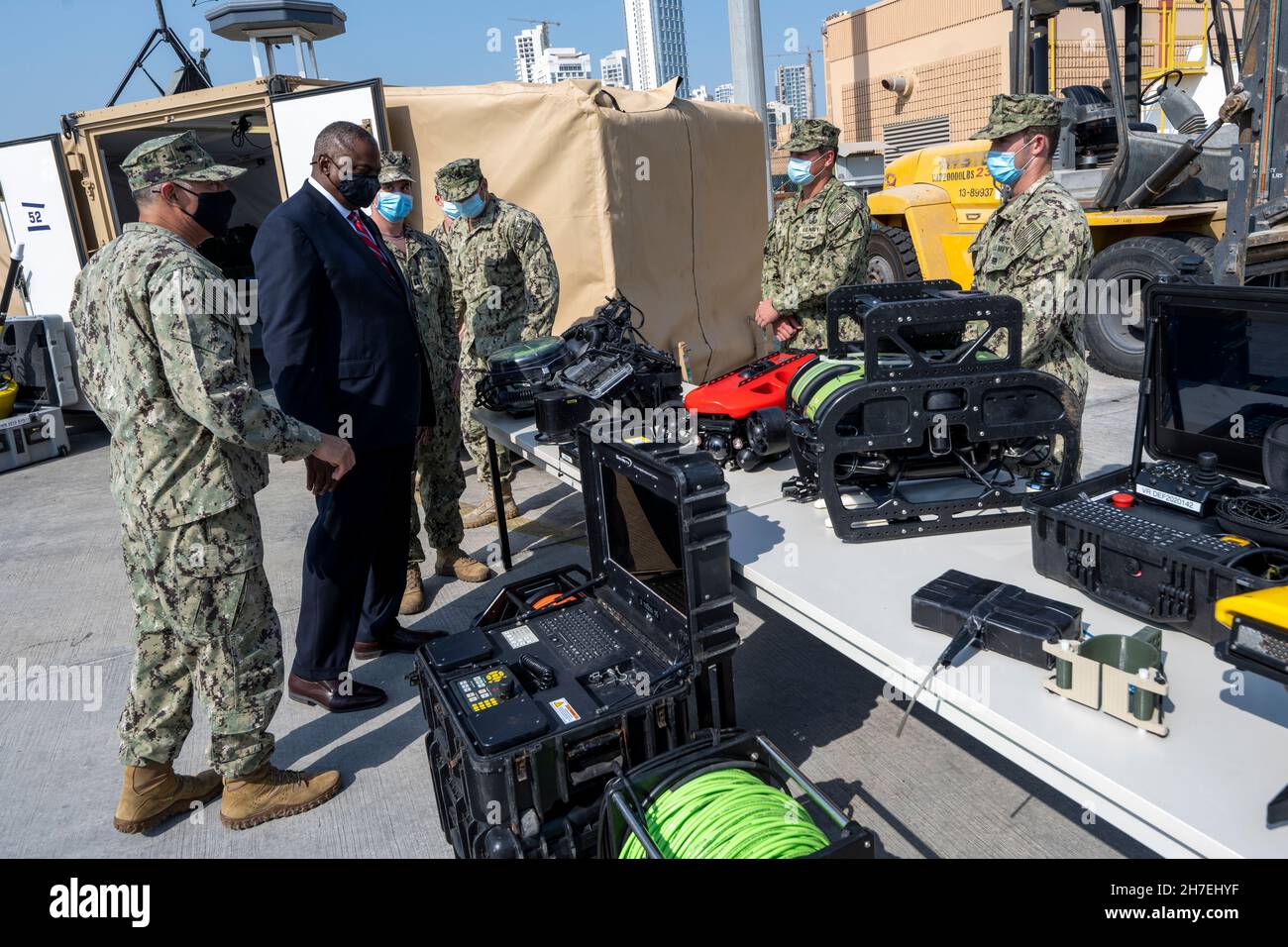 Manama, Bahreïn.21 novembre 2021.Le secrétaire américain à la Défense, Lloyd J. Austin III, visite l'unité d'intégration de l'intelligence artificielle et sans pilote, à l'activité de soutien naval de Bahreïn, le 21 novembre 2021 à Manama, Bahreïn.Austin se rend dans la région pour participer au dialogue annuel de Manama et rencontrer ses alliés.Crédit : Chad McNeeley/États-UnisNavy/Alamy Live News Banque D'Images