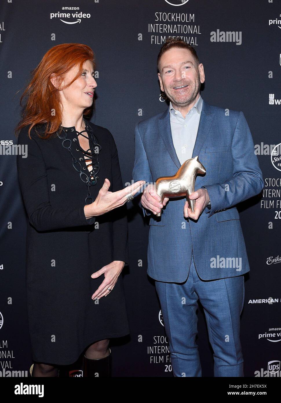 STOCKHOLM 20211120Le réalisateur du Festival Git Scheynius et l'acteur et réalisateur britannique Kenneth Branagh qui a reçu le prix honorifique de la réalisation de Stockholm au Festival du film de Stockholm qui s'est terminé samedi avec une projection du film de Branagh 'Belfast' ..Photo: Karin Törnblom / TT / code 2377 *** PHOTO DE PAIEMENT *** Banque D'Images