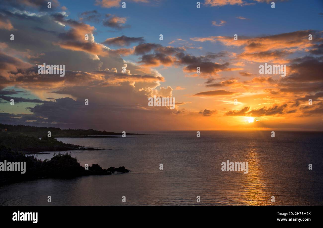 Magnifique coucher de soleil à Maui au Cove Beach Park, Kihei, Maui, Hawaii Banque D'Images