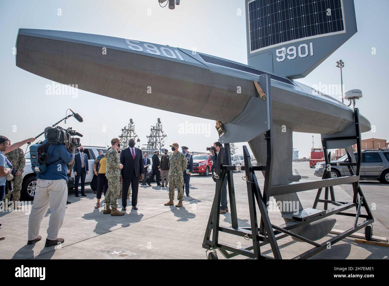 Manama, Bahreïn.21 novembre 2021.Le secrétaire américain à la Défense, Lloyd J. Austin III, parle avec les marins de la marine affectés au commandant de la Force opérationnelle 59, au sujet du navire de surface sans pilote Saildrone Explorer, à l'activité de soutien naval de Bahreïn, le 21 novembre 2021 à Manama, Bahreïn.Austin se rend dans la région pour participer au dialogue annuel de Manama et rencontrer ses alliés.Crédit : MC2 Mark Thomas Mahmod/États-UnisNavy/Alamy Live News Banque D'Images