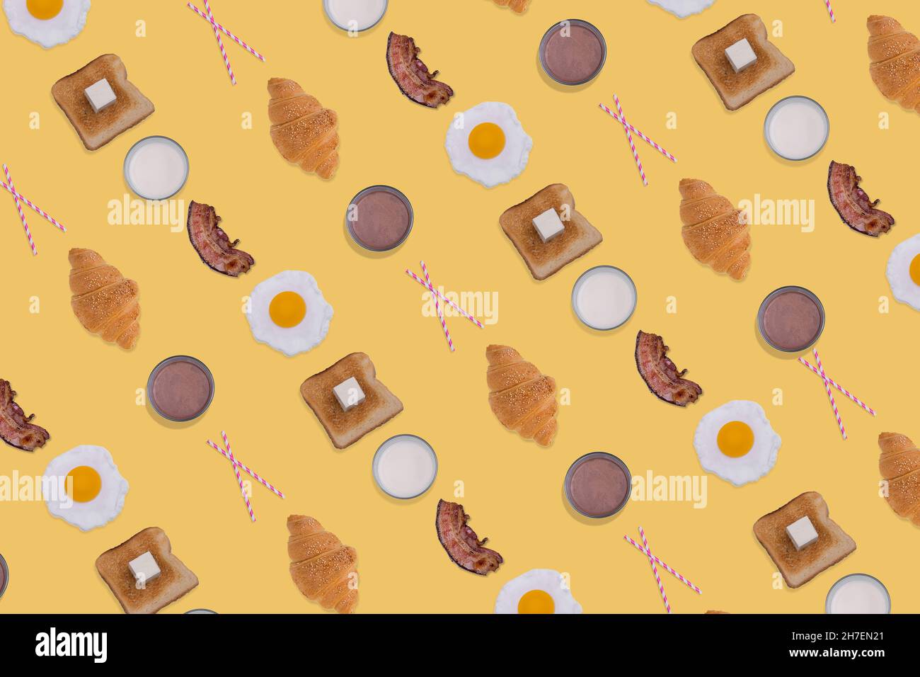 Motif composé d'œufs frits, de tranches de bacon croustillant, de pain grillé, de croissant et de verres de lait sur fond jaune.Petit déjeuner minimal et créatif Banque D'Images