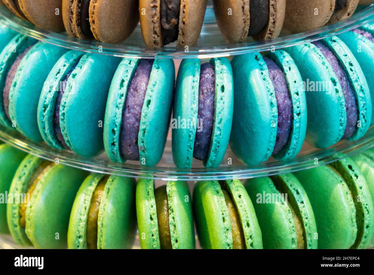 Pyramide des délicieux macarons français colorés pour la barre de bonbons pour un mariage ou une fête d'anniversaire, St Valentines Day, 8 mars, journée internationale des femmes, Fête des mères. Banque D'Images