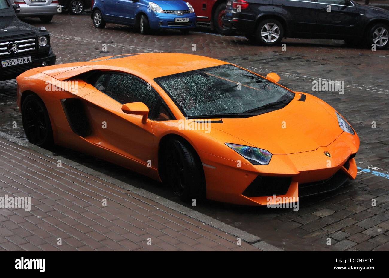 Kiev, Ukraine - 8 avril 2012 : Lamborghini Aventador dans la rue.Super voiture orange Banque D'Images