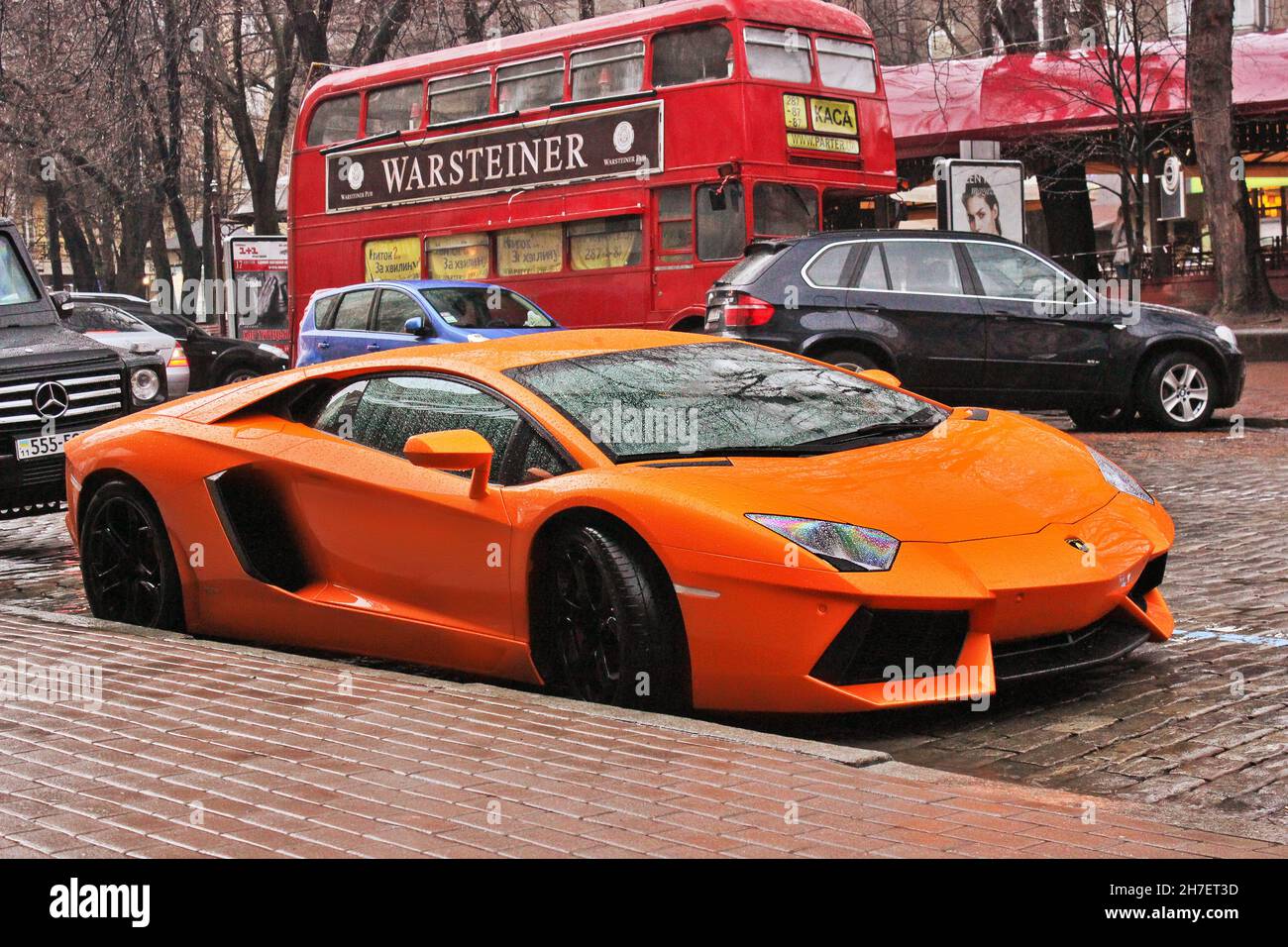 Kiev, Ukraine - 8 avril 2012 : Lamborghini Aventador dans la rue.Super voiture orange Banque D'Images