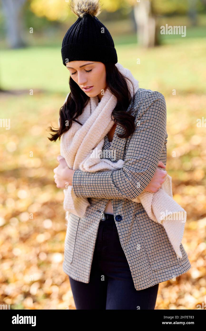 À la femme concernée à l'extérieur Banque D'Images