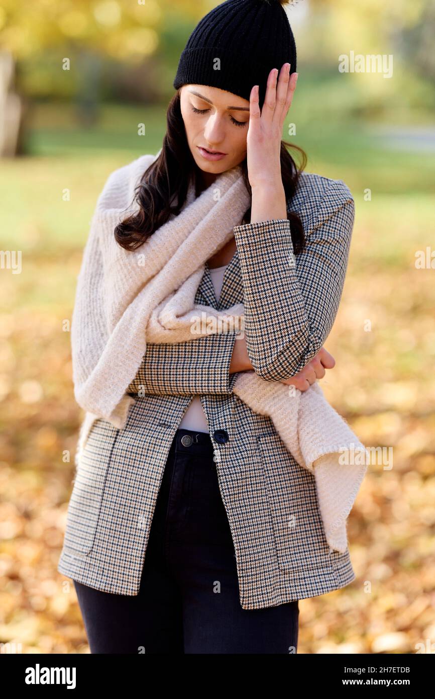 À la femme concernée à l'extérieur Banque D'Images