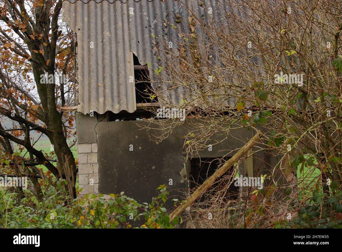 abri abandonné sur le terrain Banque D'Images