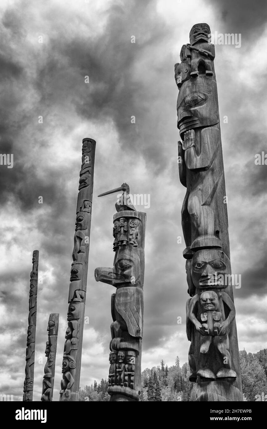 Canada, Colombie-Britannique, Gitanyow Totem Poles, monochrome Banque D'Images