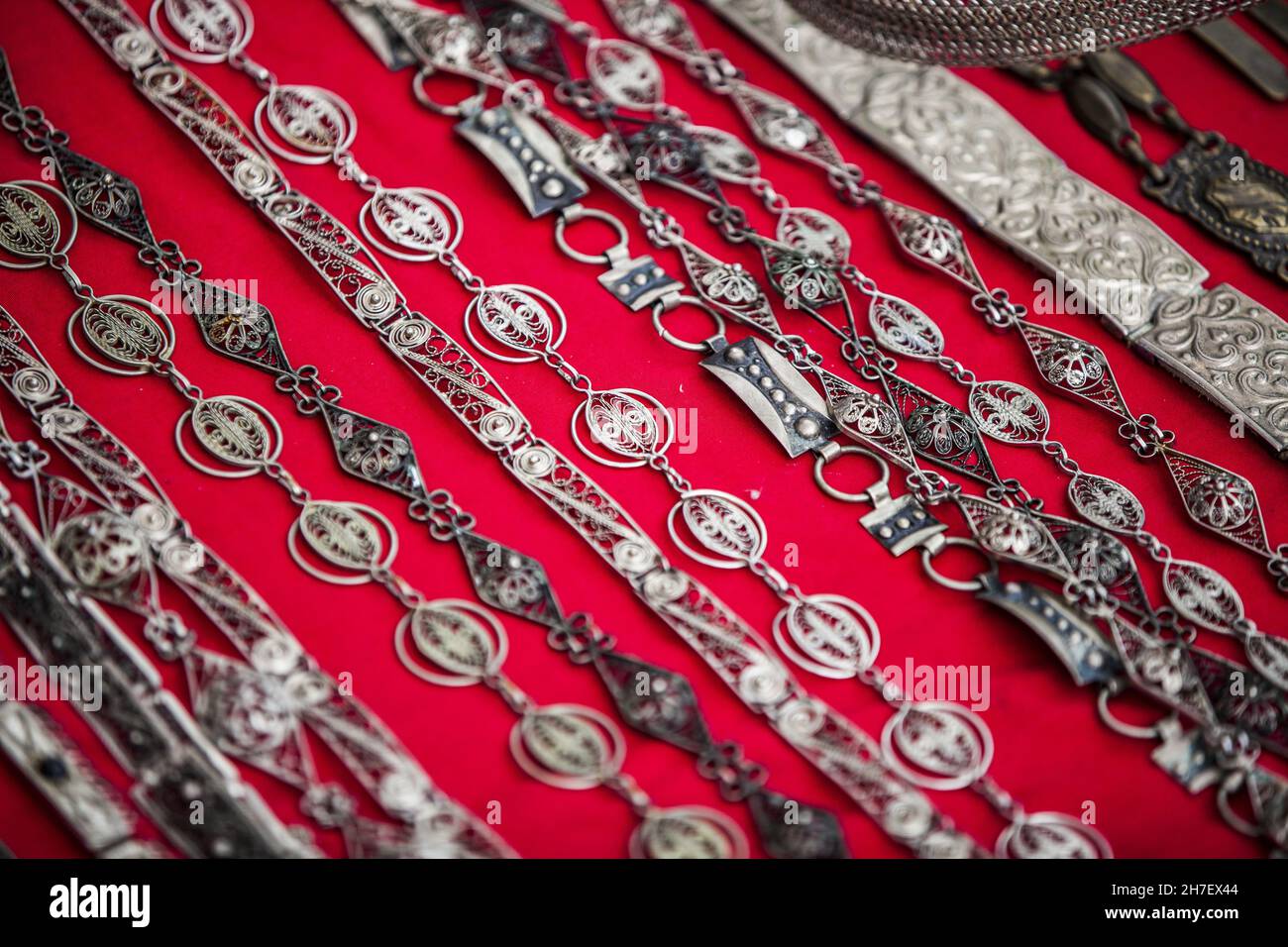 Colliers et bracelets arméniens traditionnels sur une table rouge sur le marché Banque D'Images