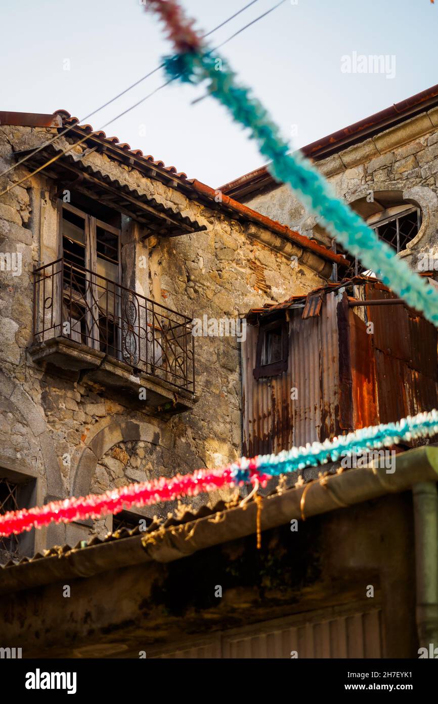 Vieux logement abandonné dans le vieux Porto pendant le festival traditionnel de la ville, Portugal Banque D'Images