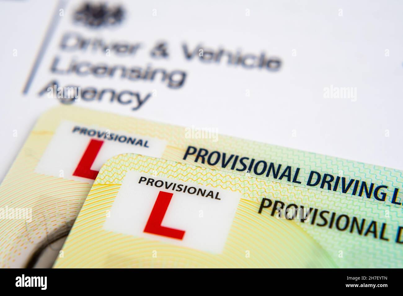Les cartes de permis de conduire provisoires du Royaume-Uni sont placées au-dessus de la lettre originale du conducteur et de l'agence de délivrance de permis de conduire.Stafford, Royaume-Uni, novembre Banque D'Images