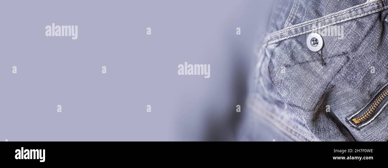 Un Jean denim gris gros plan, bannière avec espace pour le texte.Vue des détails des jeans anciens.Fond denim, texture Banque D'Images