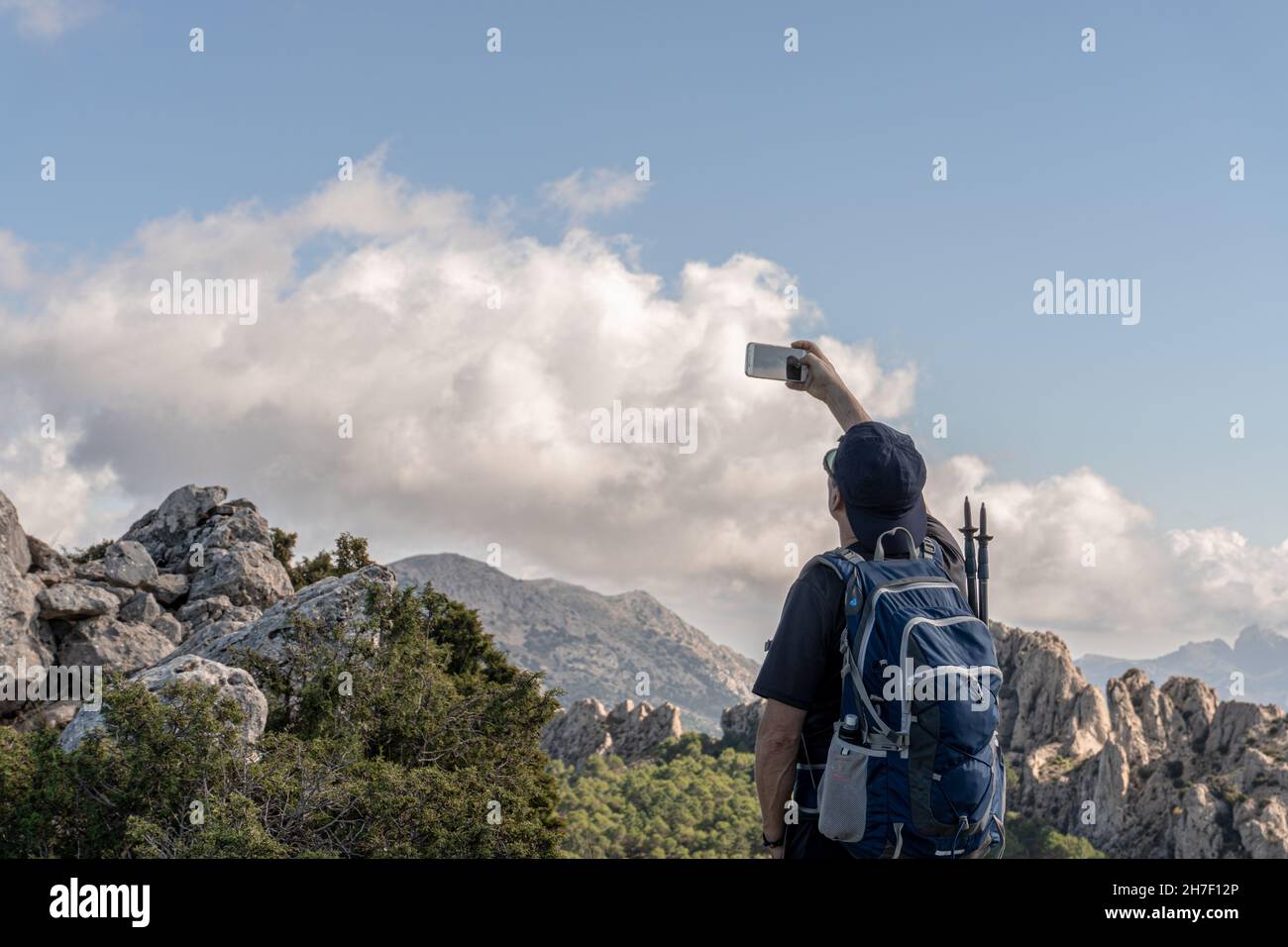 Un homme de randonnée aventureux prenant un selfie debout sur la montagne Banque D'Images