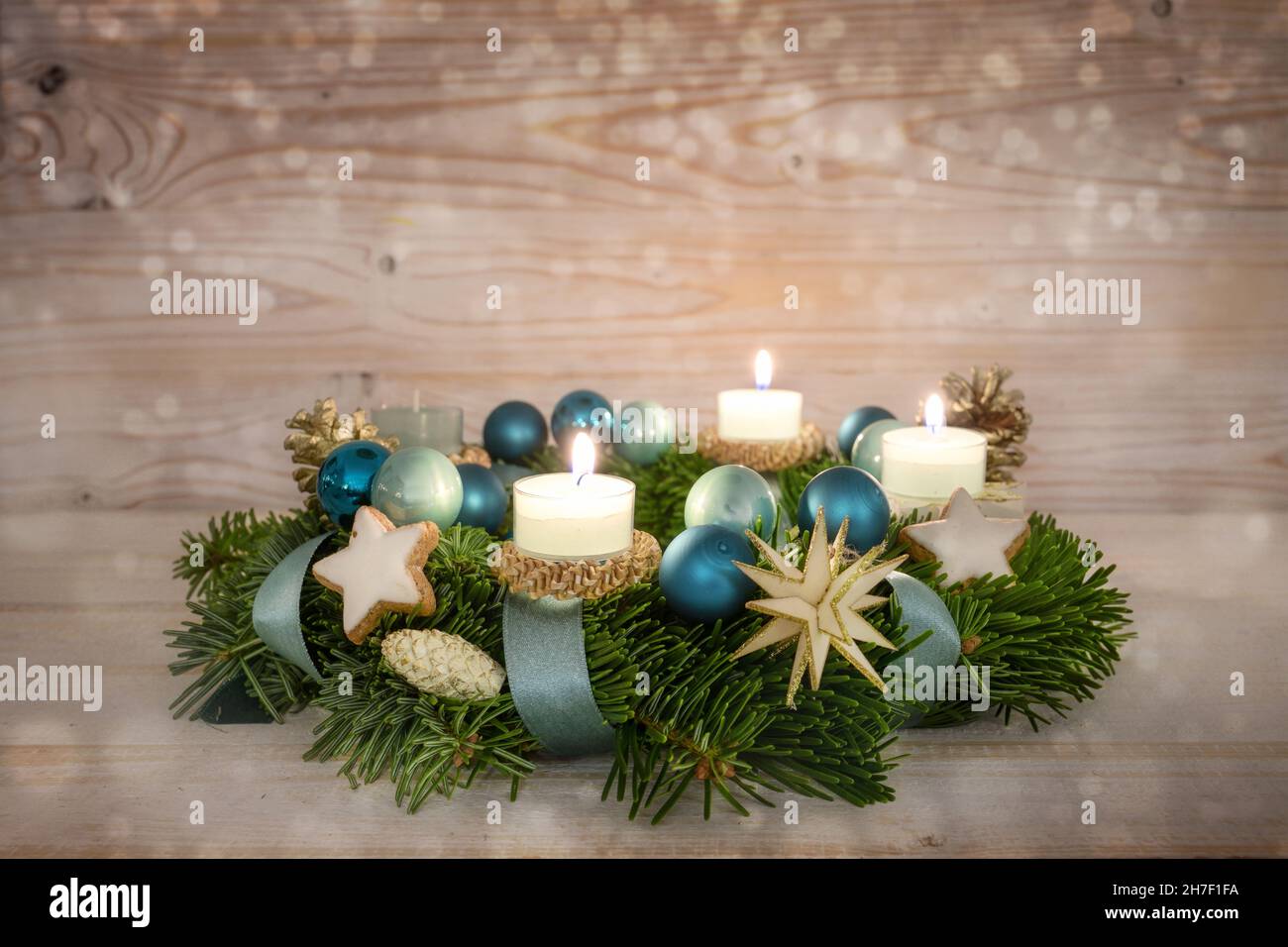 Série de couronnes de l'Avent numéro trois avec bougies allumées, boules de Noël bleues et décoration sur un fond de bois rustique enneigé, quatrième dimanche, Copy spa Banque D'Images