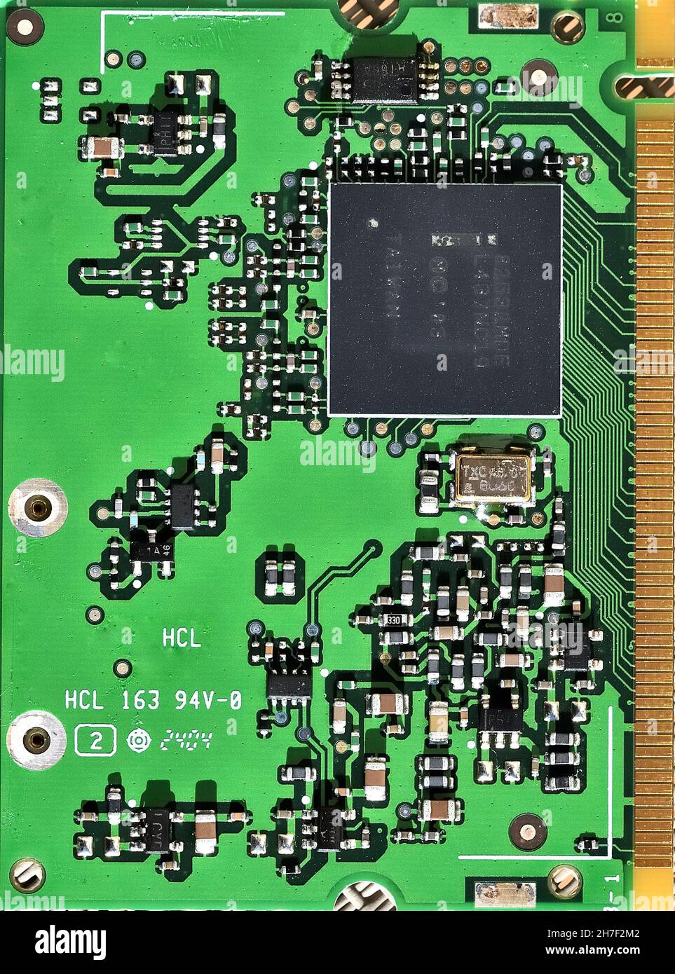 Détail d'un composant informatique vert avec circuits de connexions et de mémoire Banque D'Images