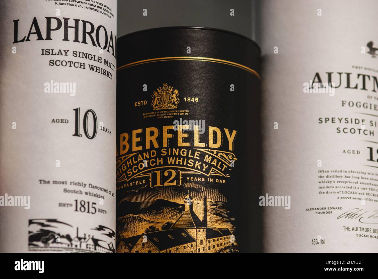 Laphroaig 10, Aberfeldy 12, Aultmore 12 - Scotch single malt whisky closeup, Moscou, 22 novembre 2021 Banque D'Images