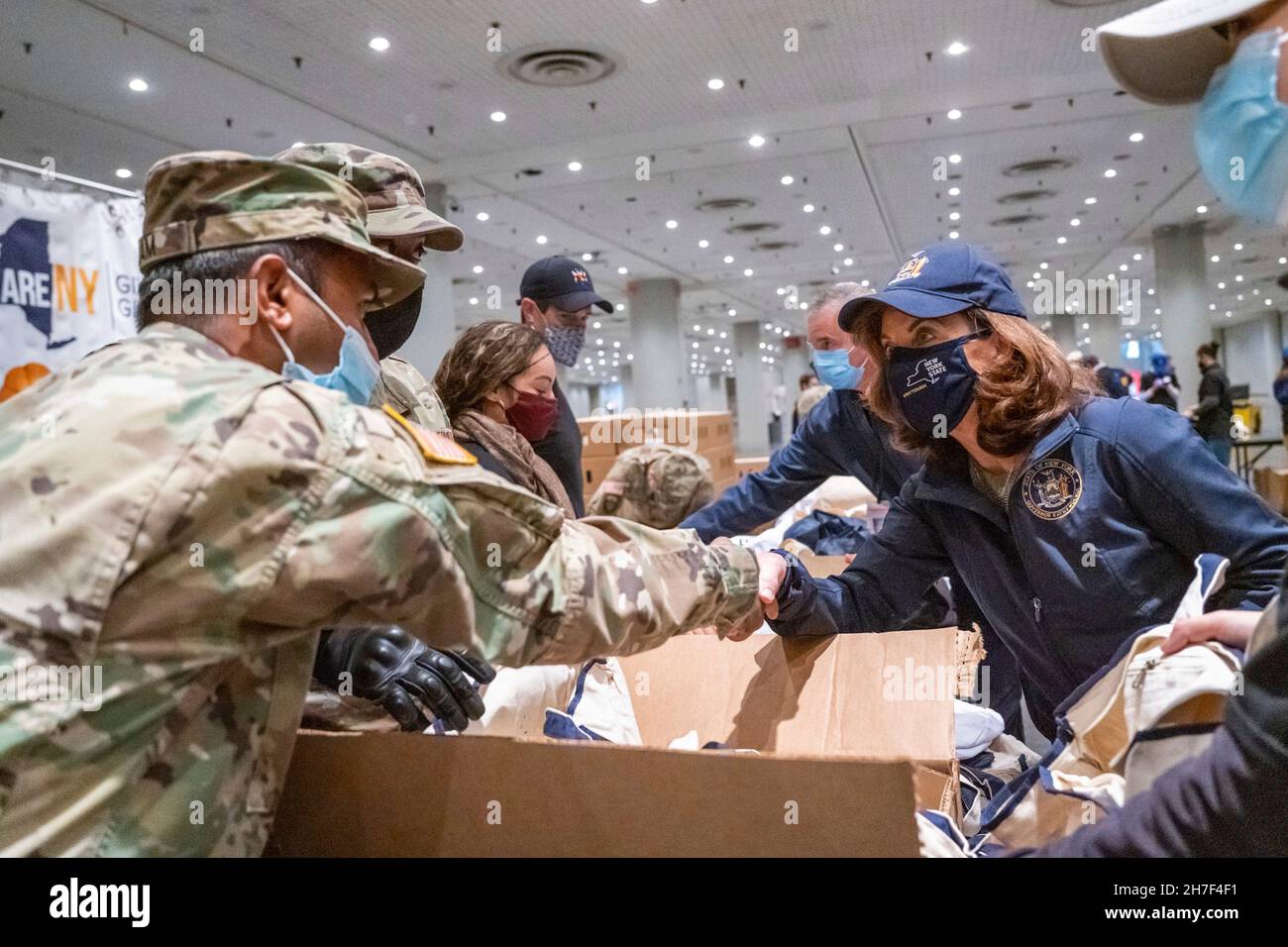 New York, États-Unis.22 novembre 2021.La gouverneure de New York Kathy Hochul remercie les soldats de la garde nationale de New York et les aviateurs affectés à la Force opérationnelle interarmées Empire Shield pour leur aide à distribuer des dindes de Thanksgiving aux familles dans le besoin au Centre de congrès Jacob Javits, le 22 novembre 2021 à New York.Crédit : Darren McGee/Garde nationale de New York/Alamy Live News Banque D'Images