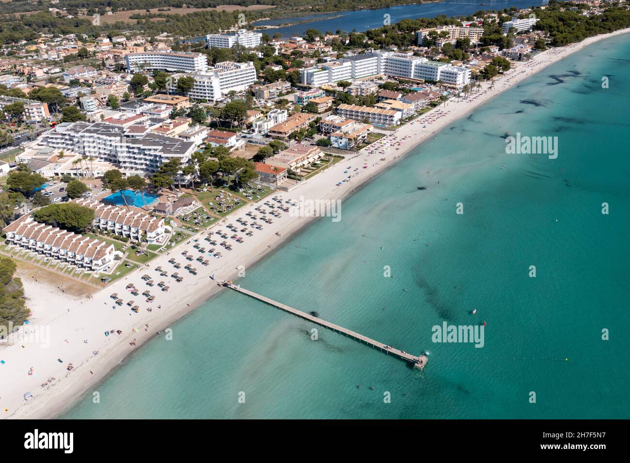 Drone aérienne photo du front de mer sur l'île espagnole Majorque Mallorca, Espagne montrant la plage connue sous le nom de Platja de Muro dans le village d'Alcúdi Banque D'Images