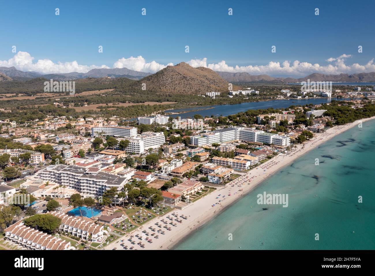 Drone aérienne photo du front de mer sur l'île espagnole Majorque Mallorca, Espagne montrant la plage connue sous le nom de Platja de Muro dans le village d'Alcúdi Banque D'Images