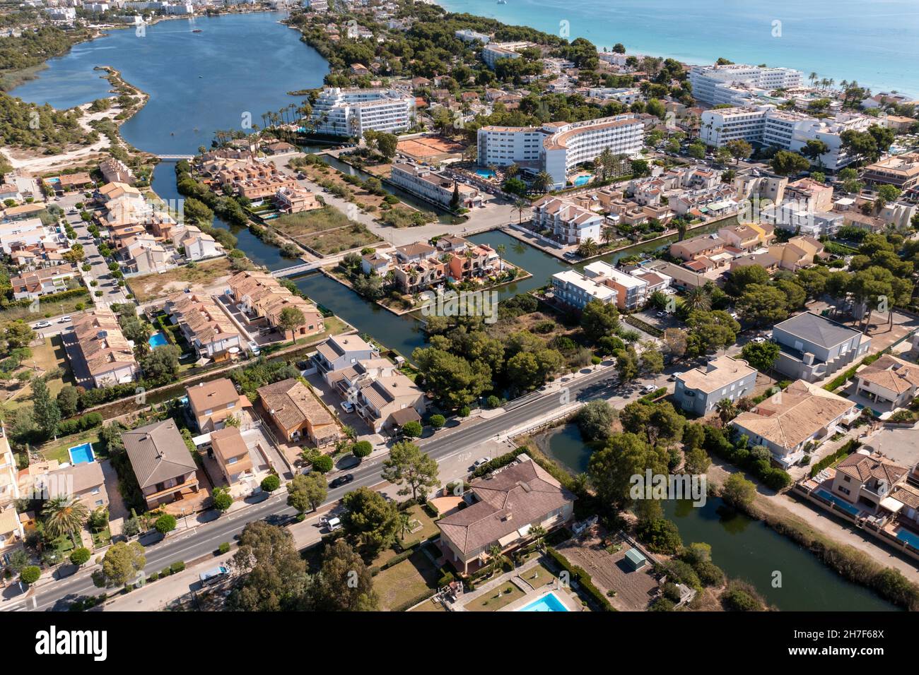 Drone aérienne photo du front de mer sur l'île espagnole Majorque Mallorca, Espagne montrant la plage connue sous le nom de Platja de Muro dans le village d'Alcúdi Banque D'Images