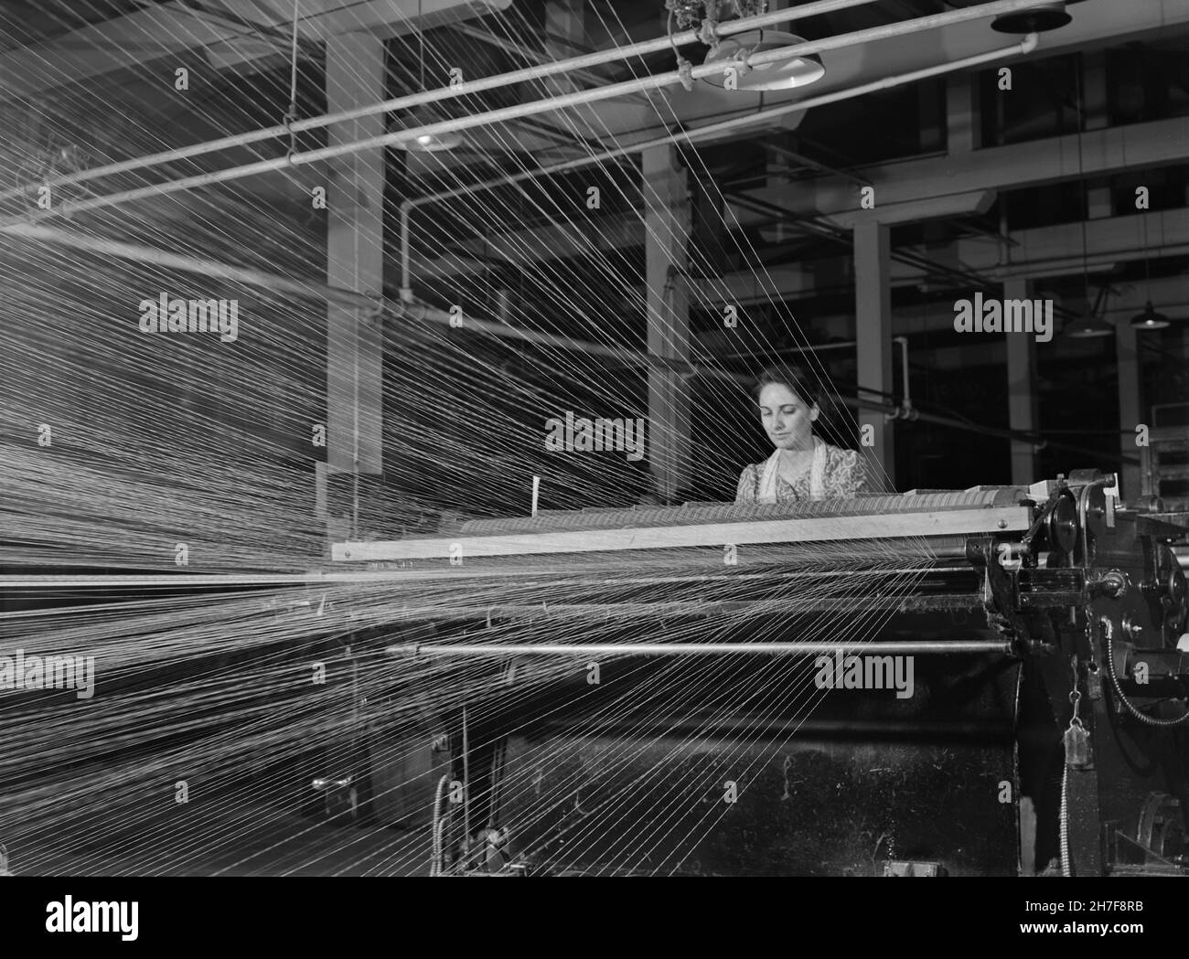 Femme travailleuse, Denomah textile Mill, Taftville, Connecticut, États-Unis,Jack Delano, U.S. Farm Security Administration, U.S. Office of War information Photograph Collection, décembre 1940 Banque D'Images