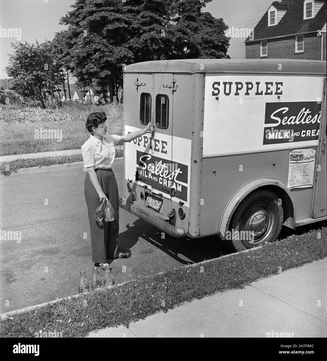 Miss Pearl Gold, une des nombreuses femmes qui travaillent actuellement pour la Supplee-Wills-Jones Milk Company, Bryn Mawr, Pennsylvanie, Etats-Unis, Jack Delano,U.S. Farm Security Administration, U.S. Office of War information Photograph Collection, juin 1943 Banque D'Images
